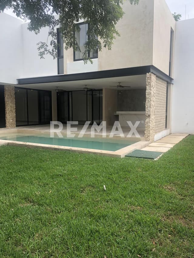 Venta Casa en Privada Manantiales de Cocoyoles, Zona Norte en Mérida, Yucatán