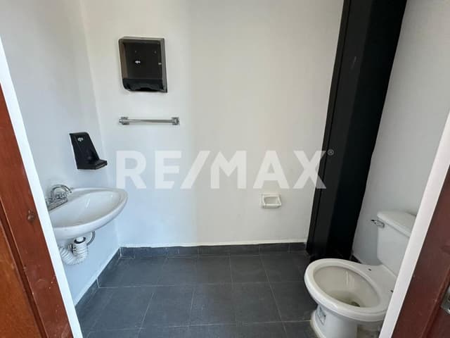 OFICINA COMERCIAL EN RENTA