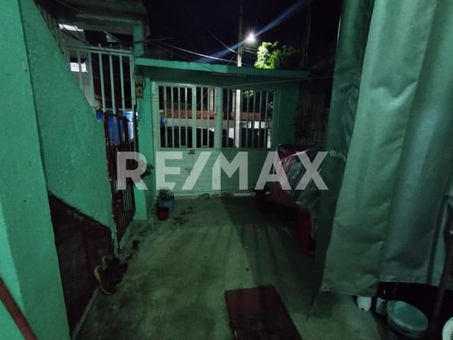 Se vende casa con dos departamentos en planta alta.