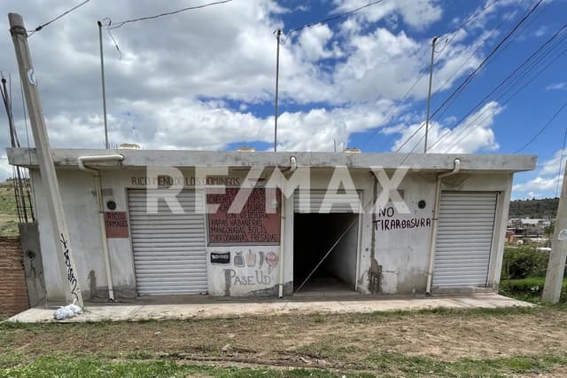 Terreno con locales comerciales en colonia Valentin Gomez Farías