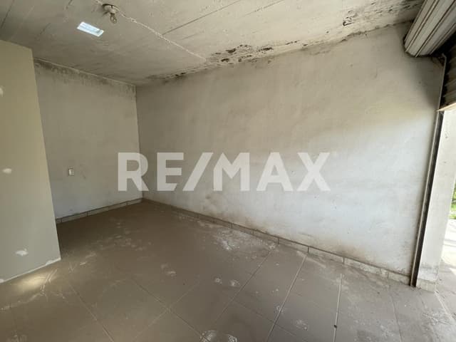 Terreno con locales comerciales en colonia Valentin Gomez Farías