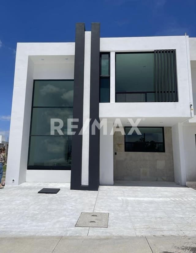 CASA EN VENTA DE 3 RECAMARAS EN TARAY ROYAL CLUB QUERETARO RCV230822-MN