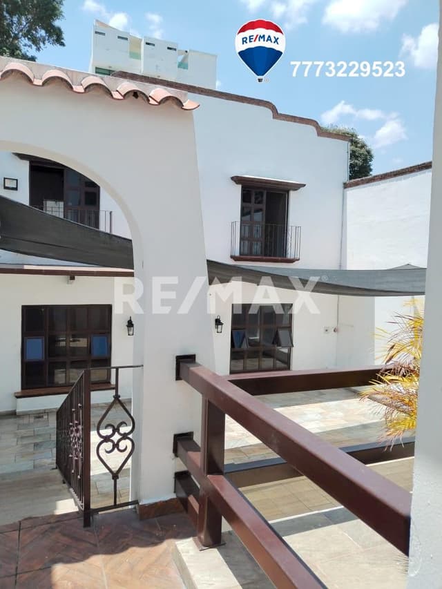 ¡Venta! propiedad con casa independiente y 3 departamentos, Centro de Cuernavaca...Clave 4479
