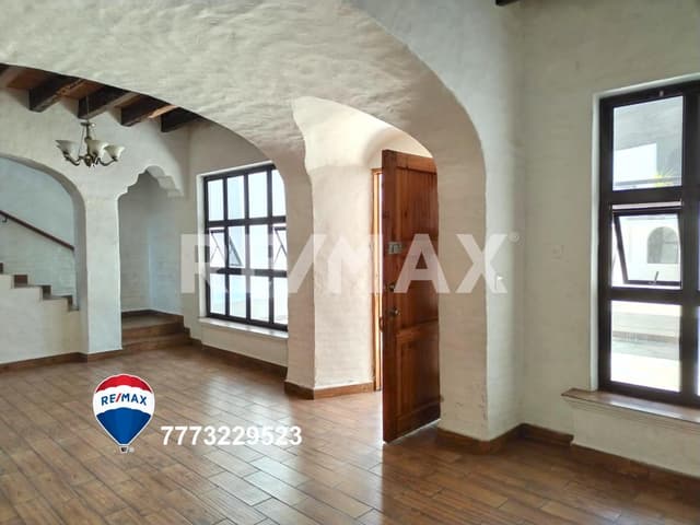 ¡Venta! propiedad con casa independiente y 3 departamentos, Centro de Cuernavaca...Clave 4479