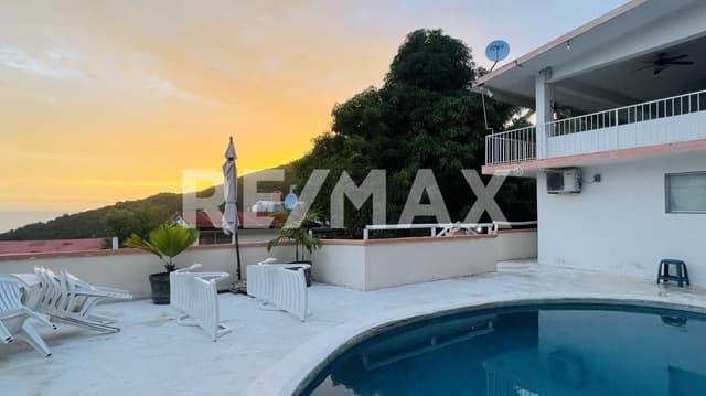 CASA EN LOMAS DEL MARQUÉS ACAPULCO CON ALBERCA Y VISTA AL MAR