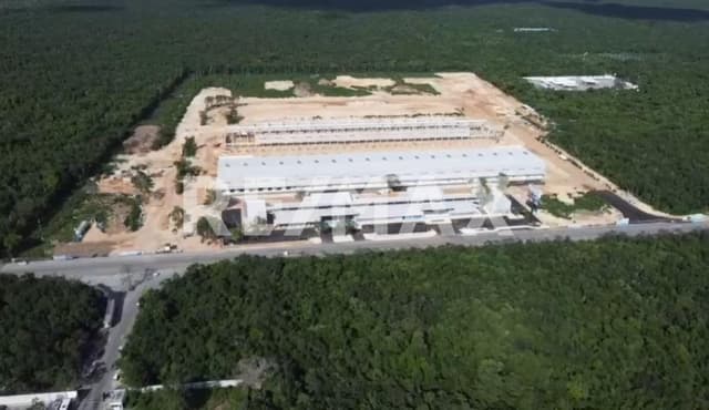 Local en venta en la Riviera Maya dentro de un centro de almacenamiento, distribución y punto de venta