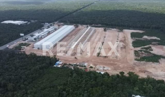 Local en venta en la Riviera Maya dentro de un centro de almacenamiento, distribución y punto de venta