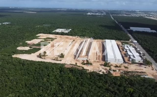 Local en venta en la Riviera Maya dentro de un centro de almacenamiento, distribución y punto de venta