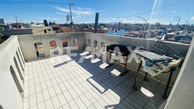 Casa en venta con agradable área social en Frac Jardines del real