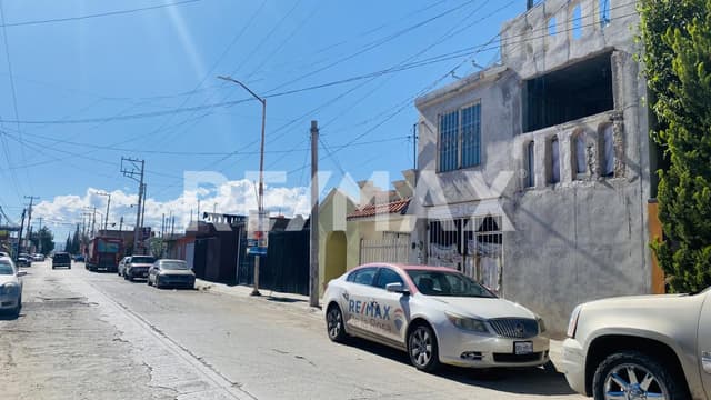 Casa en venta con agradable área social en Frac Jardines del real