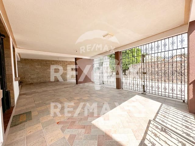 CASA VENTA RAQUET CLUB JURICA