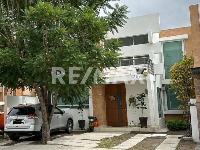 CASA EN VENTA CUMBRES DEL LAGO JURIQUILLA 
