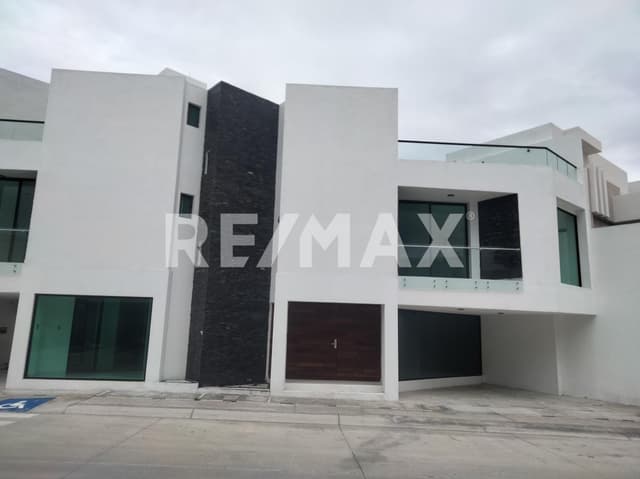 Casa en venta en privada con roof garden Altos Juriquilla RCV240123-MN