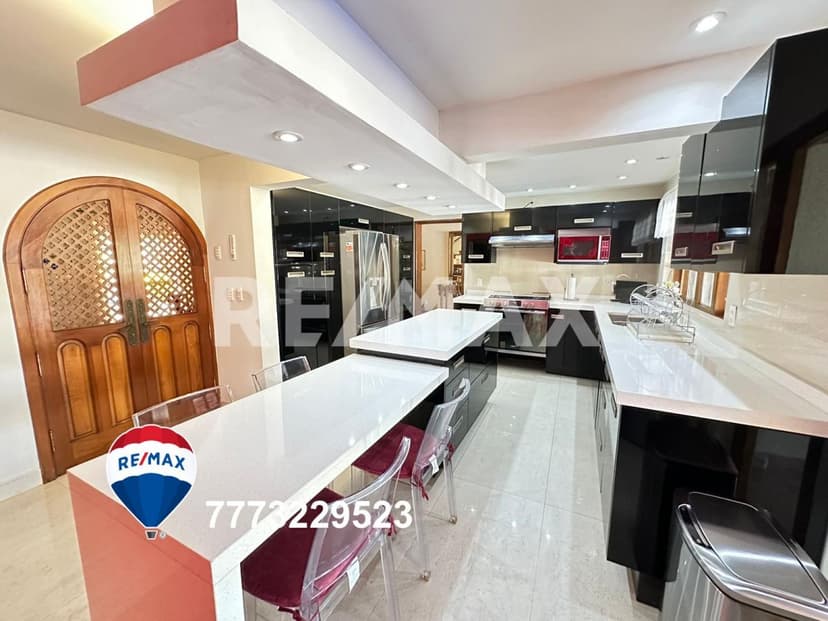 Venta de casa en fraccionamiento con vigilancia, Palmira Cuernavaca...Clave 4681