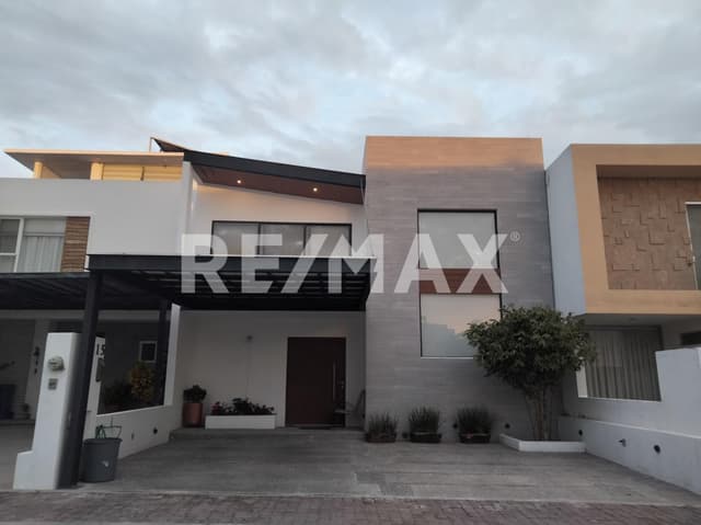 Casa en venta en privada con recámara en PB en Juriquilla Condesa RCV240131-MN