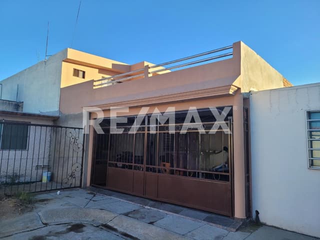 CASA AMPLIA CON 5 HABITACIONES EN FRACC. SAN ANGEL 
