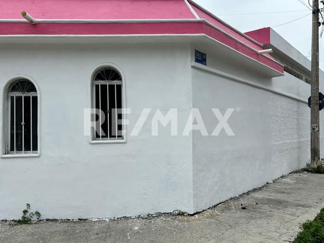 Casa de una planta en esquina en Col. Bojórquez, dentro de la Ciudad.