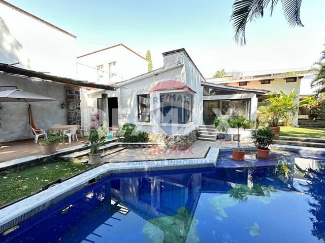 Venta de casa con uso de suelo mixto, Lomas de Atzingo, Cuernavaca, Morelos...Clave 4735