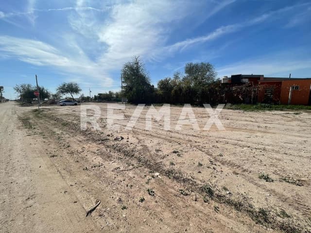 Terreno baldío en esquina con superficie de 463.069 M2.