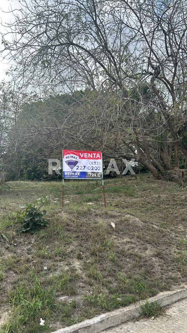 Terreno en zona residencial privada de  Villa Encantada.