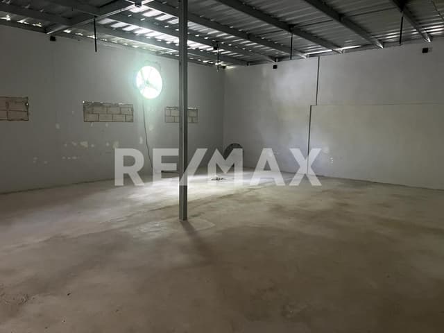 Local comercial independiente junto a plaza Chelem