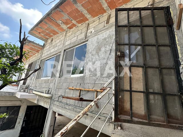 CASA Y LOCAL COMERCIAL EN VENTA