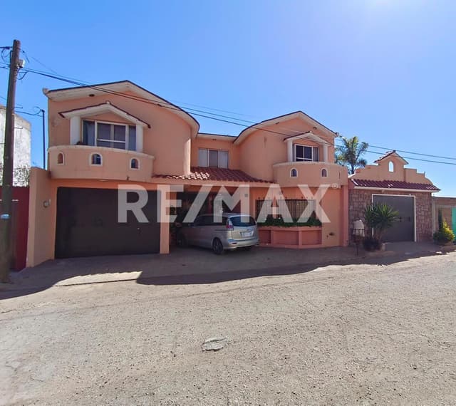 Casa en venta con acabados elegantes y amplios espacios