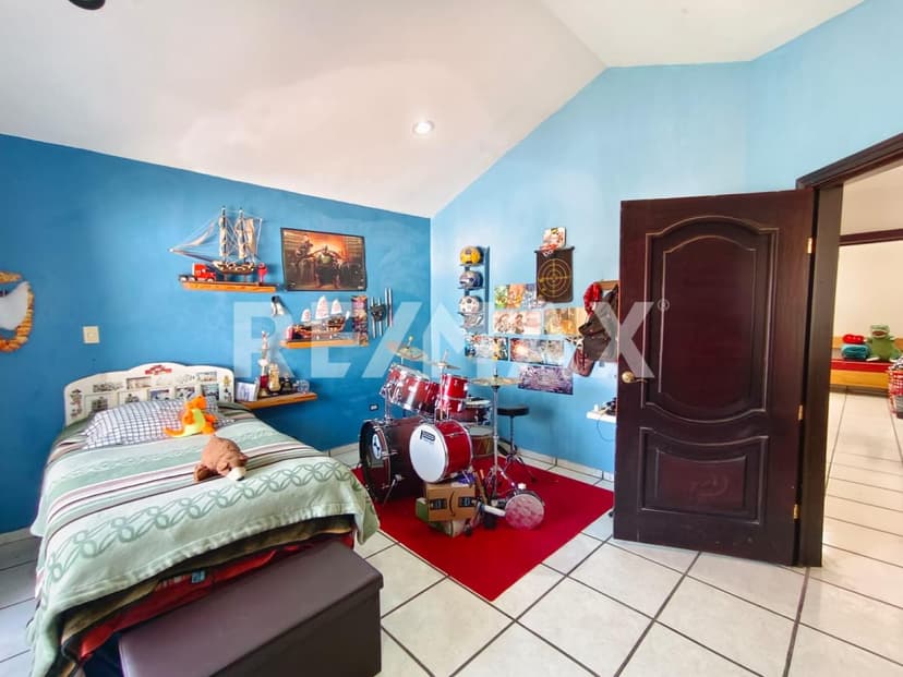 Casa en venta con acabados elegantes y amplios espacios