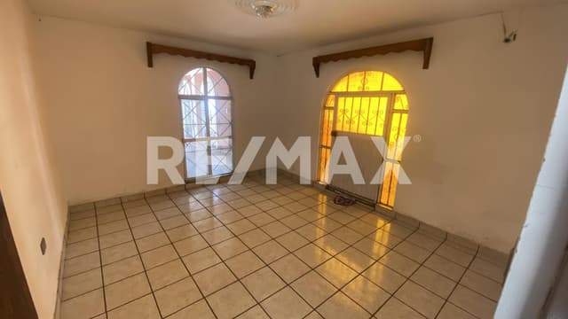 Céntrica casa habitación en esquina con habitación planta baja