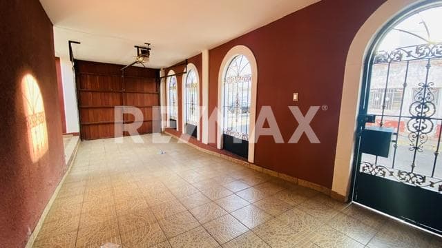 Céntrica casa habitación en esquina con habitación planta baja