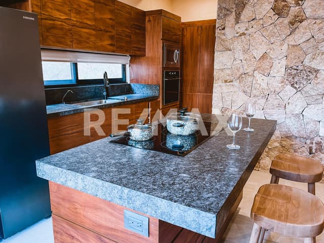4 CASAS EN VENTA CON TERRENO EXCEDENTE 