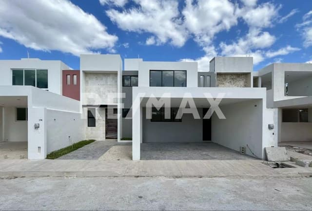 Casa al norte de Mérida de cuatro habitaciones en la privada Praderas del Mayab