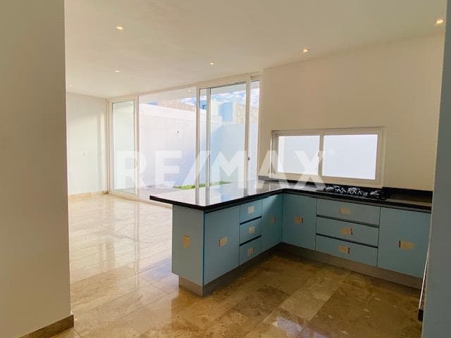 CASA EN VENTA EN LOMAS DE JURIQUILLA QUERETARO RCV240327-GM