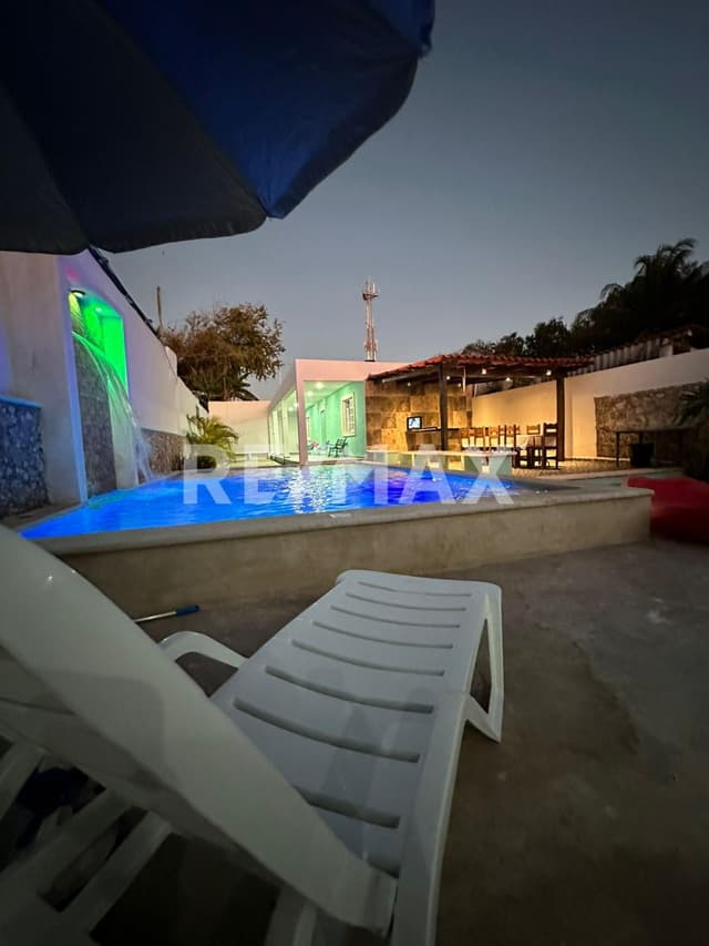 Casa en venta Agora de una planta a una cuadra del parque en Chicxulub Puerto.