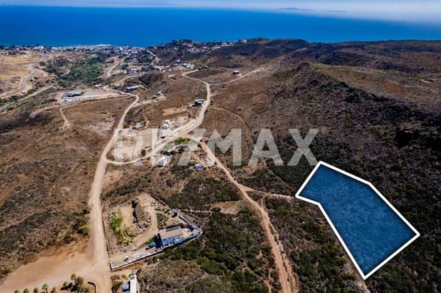 TERRENO CON VISTA AL MAR