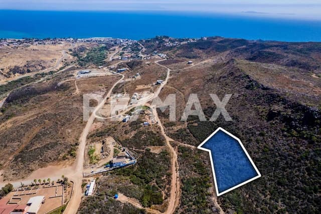 TERRENO CON VISTA AL MAR