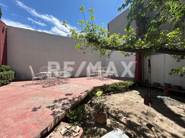 EN VENTA AMPLISIMA CASA DE CUATRO RECAMARAS FRENTE AL COLEGIO TERESIANO 