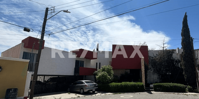 EN VENTA AMPLISIMA CASA DE CUATRO RECAMARAS FRENTE AL COLEGIO TERESIANO 