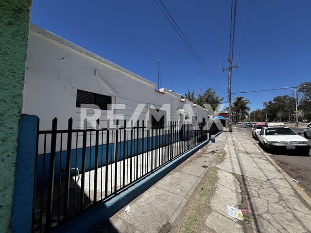 Propiedad  en venta con vocación comercial en la calle principal de la colonia Maderera