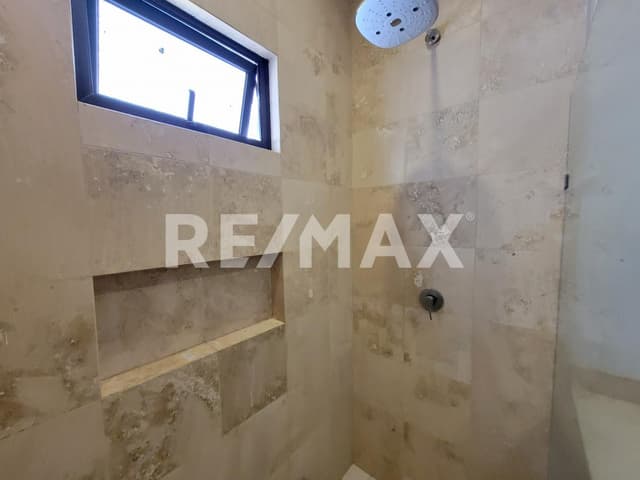 Casa  amplia y moderna en venta, a corta distancia de la casa club