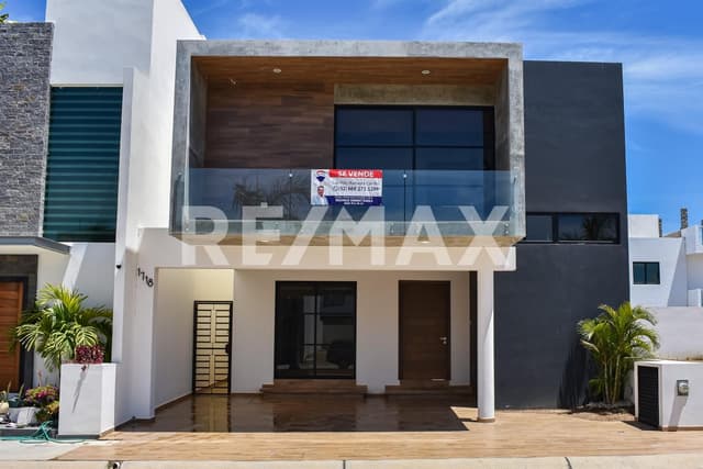 Casa  amplia y moderna en venta, a corta distancia de la casa club
