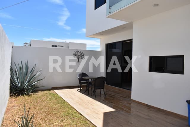 Casa  amplia y moderna en venta, a corta distancia de la casa club
