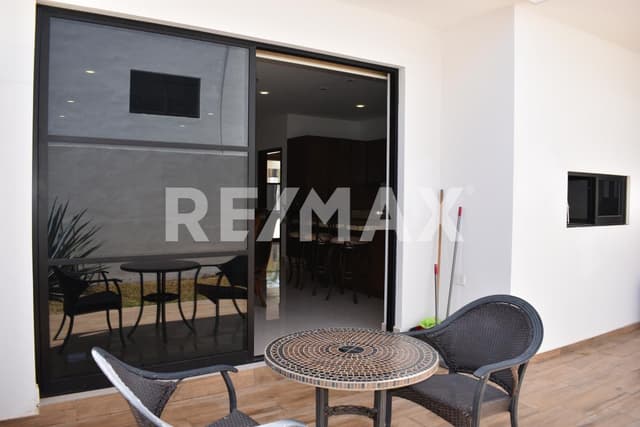 Casa  amplia y moderna en venta, a corta distancia de la casa club