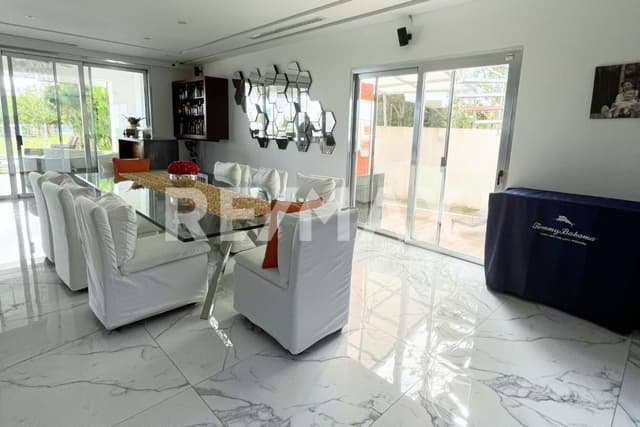 Casa en Venta Residencial Lagos del Sol 5 recamaras, 8 estacionamientos, Cancún