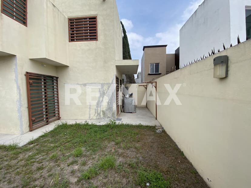 Se vende casa en Privada Loma Bonita en esquina 