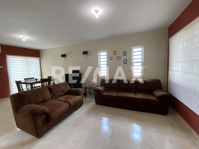 Se vende casa en Privada Loma Bonita en esquina 