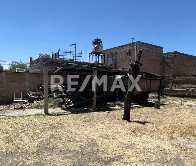 Casa con terreno amplio cerca del Panteón de Ote