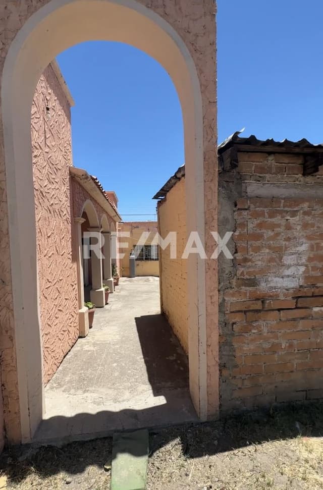 Casa con terreno amplio cerca del Panteón de Ote