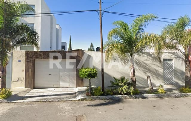 CASA EN VENTA A PIE DE CALLE CERCA DE BLVD ESTEBAN DE ANTUÑANO Y RECTA CHOLULA