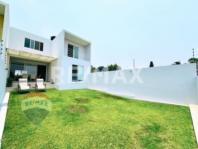 Venta de casa sola en privada, Jardines de Ahuatepec, Cuernavaca, Morelos...Clave 4966
